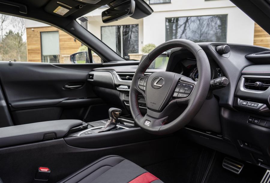Интерьер Lexus UX250h F-Sport 2019 года  (UK) (фото 26 из 40)